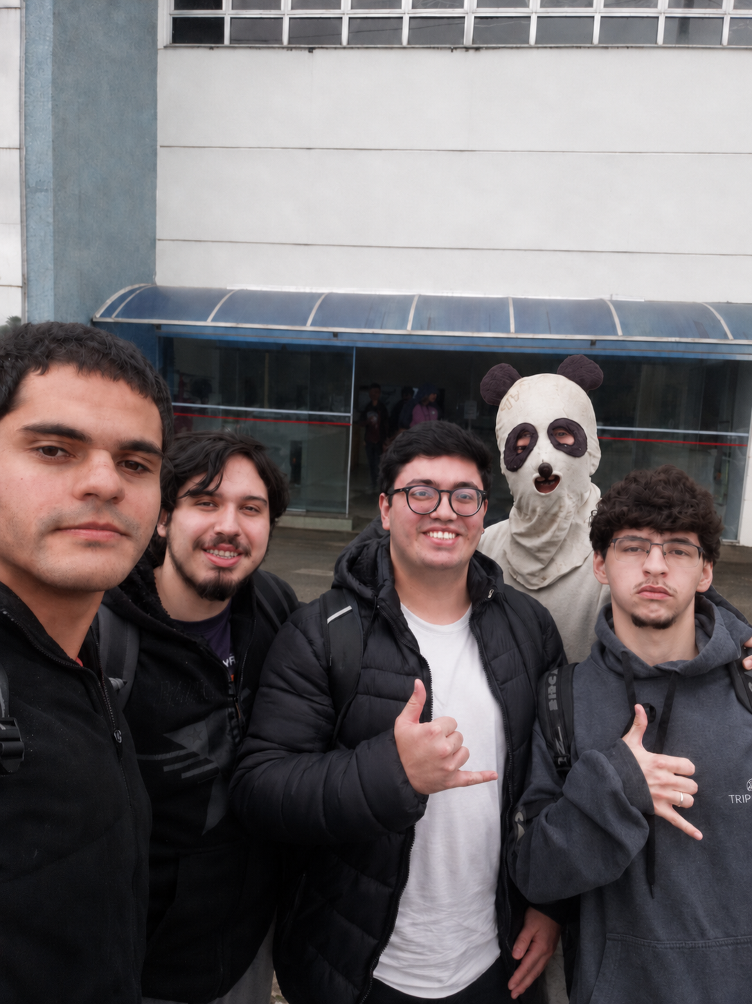 Petros com amigos do ctrl-alt-del em frente à FATEC