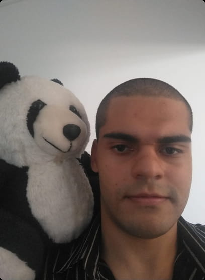 John Petros com seu panda de pulúncia no seu ombro direito